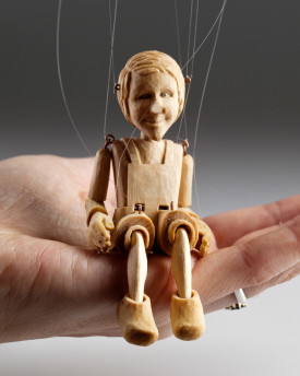 La marionetta di Pinocchio più piccola al mondo - scolpita a mano con precisione nel legno di tiglio