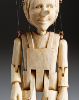 La marionetta di Pinocchio più piccola al mondo - scolpita a mano con precisione nel legno di tiglio