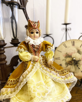 Court Lady Elizabeth - A charming marionette puppet in classy dresses