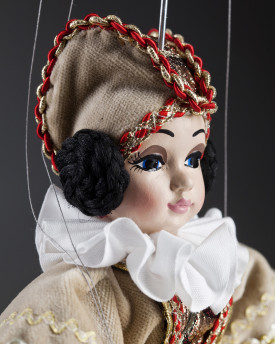 Hofdame Elizabeth - Eine charmante Marionette in edlen Schals