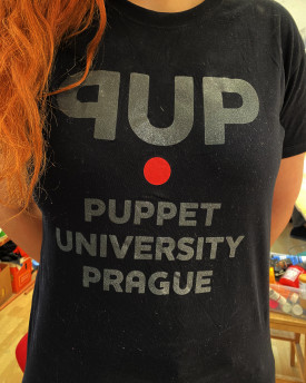T-shirt PUP (Puppet University Prague) pour les amateurs de marionnettes