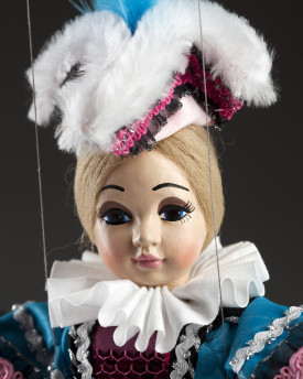 Gräfin Klara Marionette - eine schöne Brünette mit einem richtigen Hut