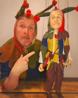 Mittelalterlicher Mann in einem Narrenkostüm - Marionette nach Maß