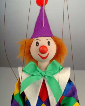 Clown Standa avec un chapeau pointu