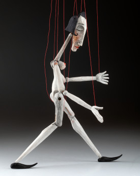 Femme mélancolique aux cheveux noirs - marionnette sculptée à la main