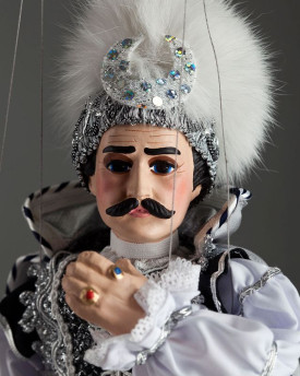 Schwarzer Prinz - eine Marionette in einem schönen Kostüm