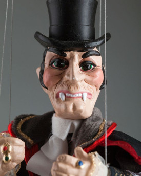 Graf Dracula - eine dekorative Marionette in einem schönen Kostüm