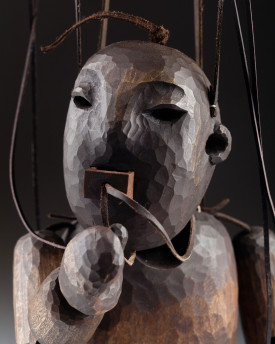 Golem - eine handgeschnitzte Marionette, inspiriert von Prager Legenden