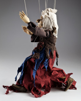 Sorcière sculptée à la main en bois de tilleul